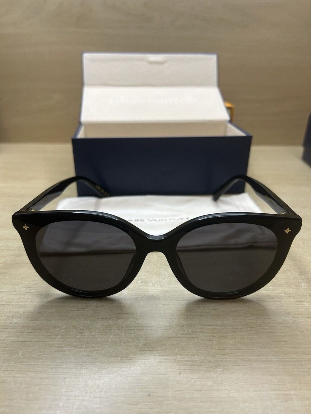 Louis Vuitton Z2130U Monogram Sunglasses - Picture 2 of 14